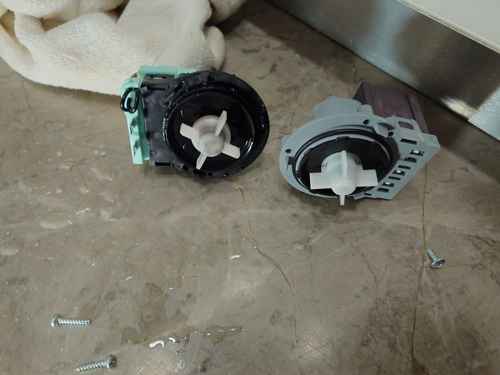 這部Whirlpool WRAL系列洗衣機洗完門鎖死？師傅揭示排水泵老化這個關鍵問題 🔒