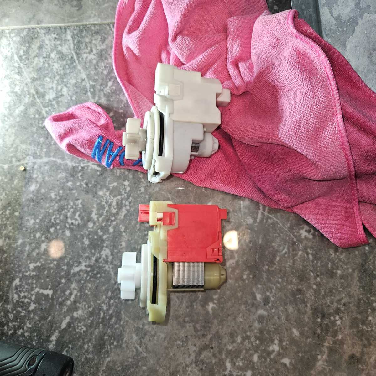 這部Kuppersbusch WT系列洗衣機為何洗到一半突然停機？E06故障碼背後的排水泵真相 🤔