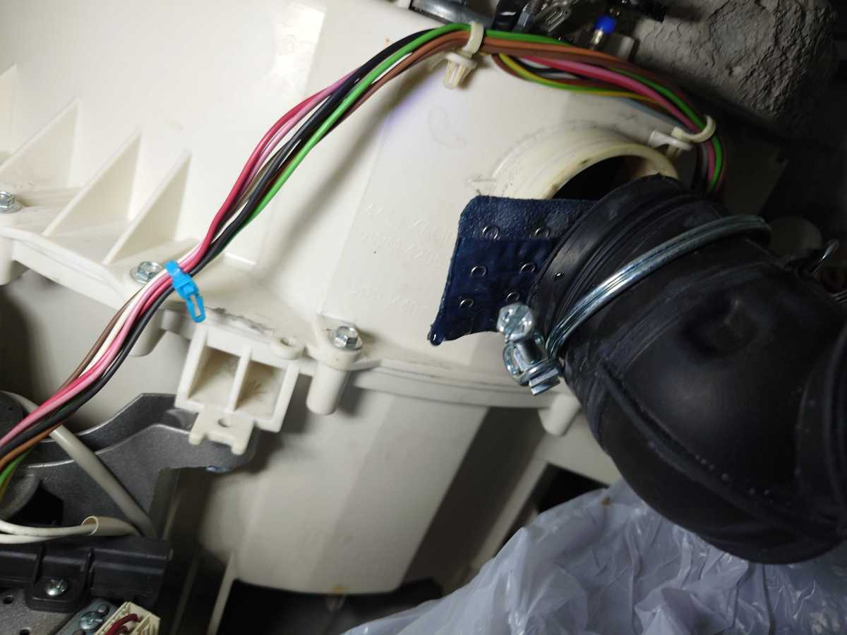 這部樂信RW系列洗衣機以為不會轉？師傅檢查發現竟是內衣扣惹的禍 🔍