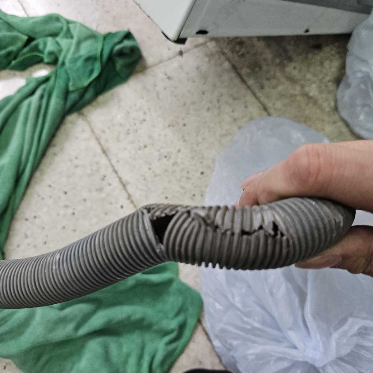 這部惠而浦AWO系列洗衣機排水喉碎成片狀，露台陽光直射多年後果 ☀️