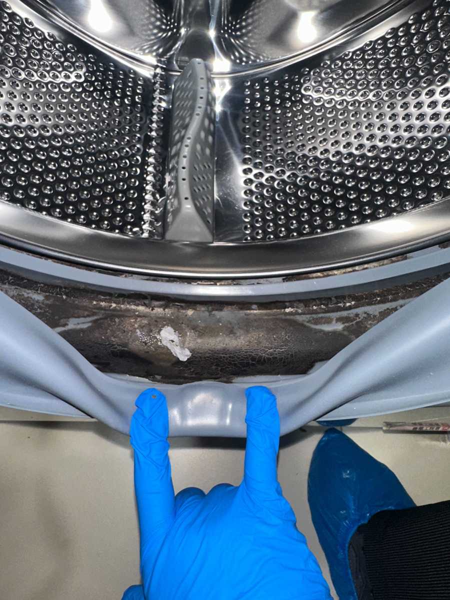 這部美的前置式洗衣機看似正常，清洗專員翻開門膠邊驚見另一個世界 👀