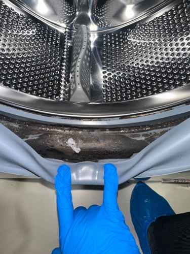 這部美的前置式洗衣機看似正常，清洗專員翻開門膠邊驚見另一個世界 👀