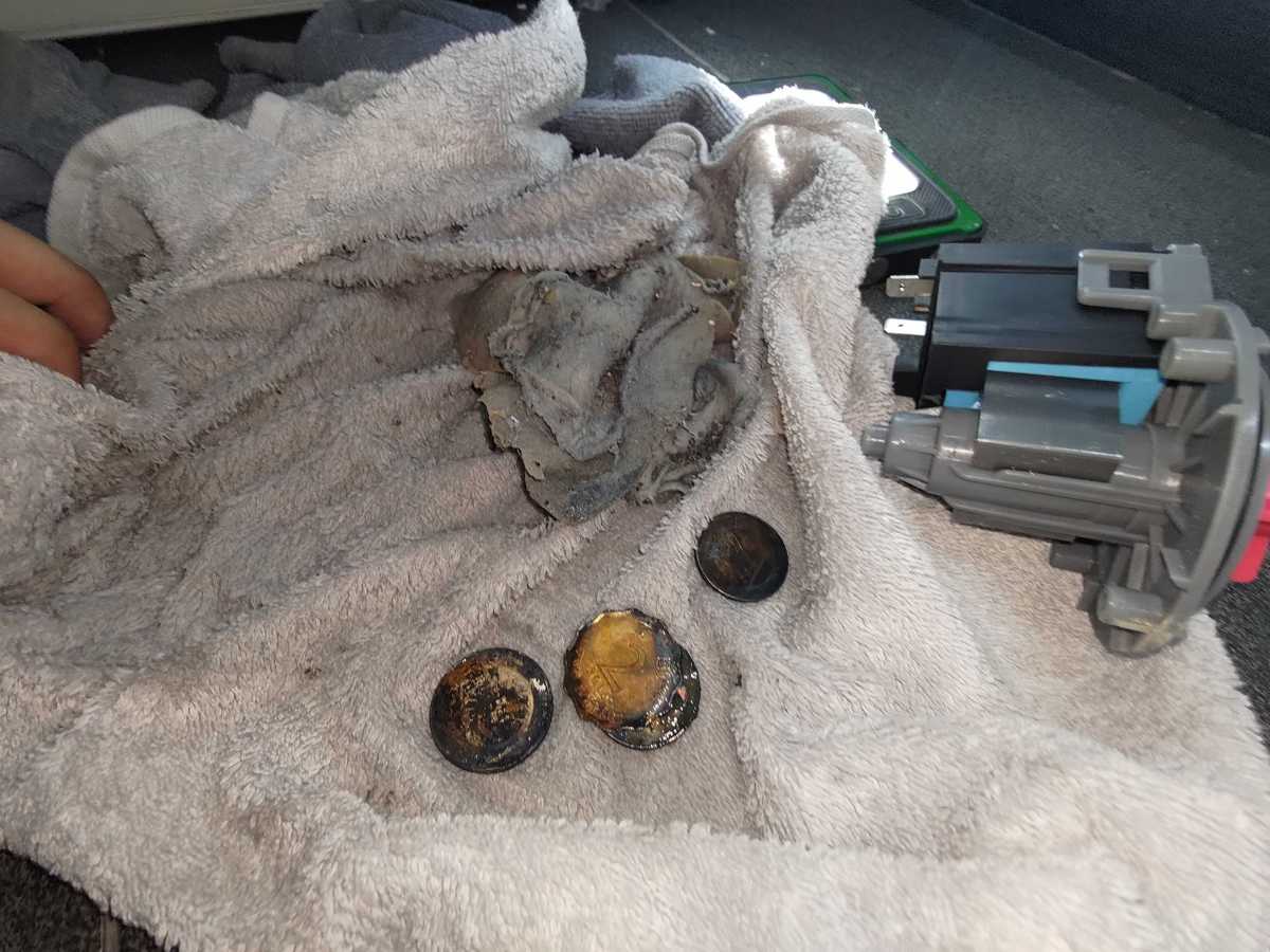 這部三星WD系列洗衣機焗乾衣越焗越濕，師傅拆開缸底喉發現驚人淤塞物 🪙