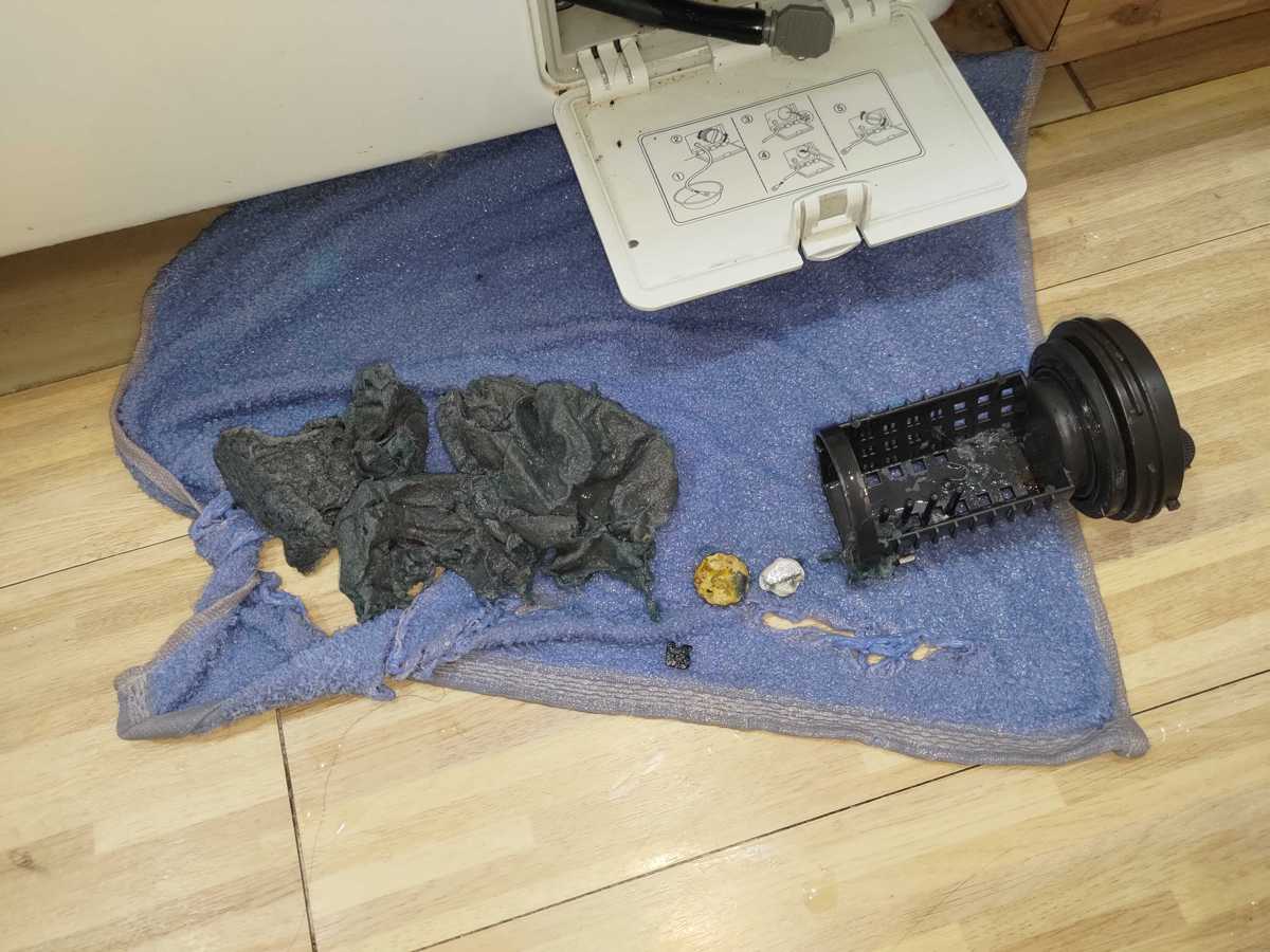 合租單位共用洗衣機的代價：這部LG FV系列排水系統塞滿雜物實錄 🏠