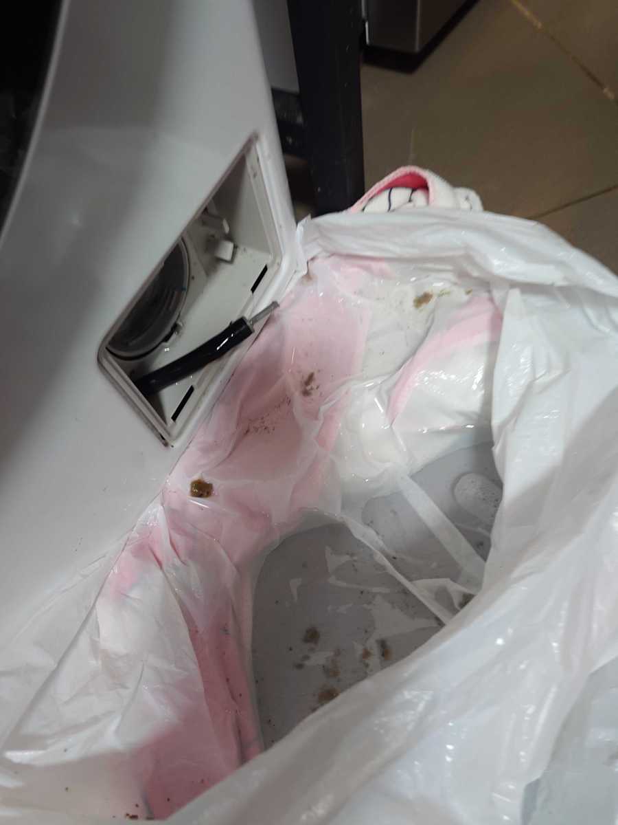 這部LG F系列洗衣機0E故障碼之謎：師傅檢查機內零件全正常，問題竟在意想不到的地方 🔍