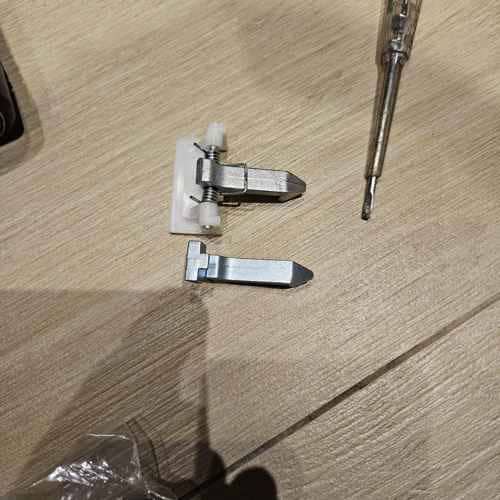 客人擔心門框壞了,結果這部白朗BWF系列洗衣機只是門勾扣位斷裂 😮