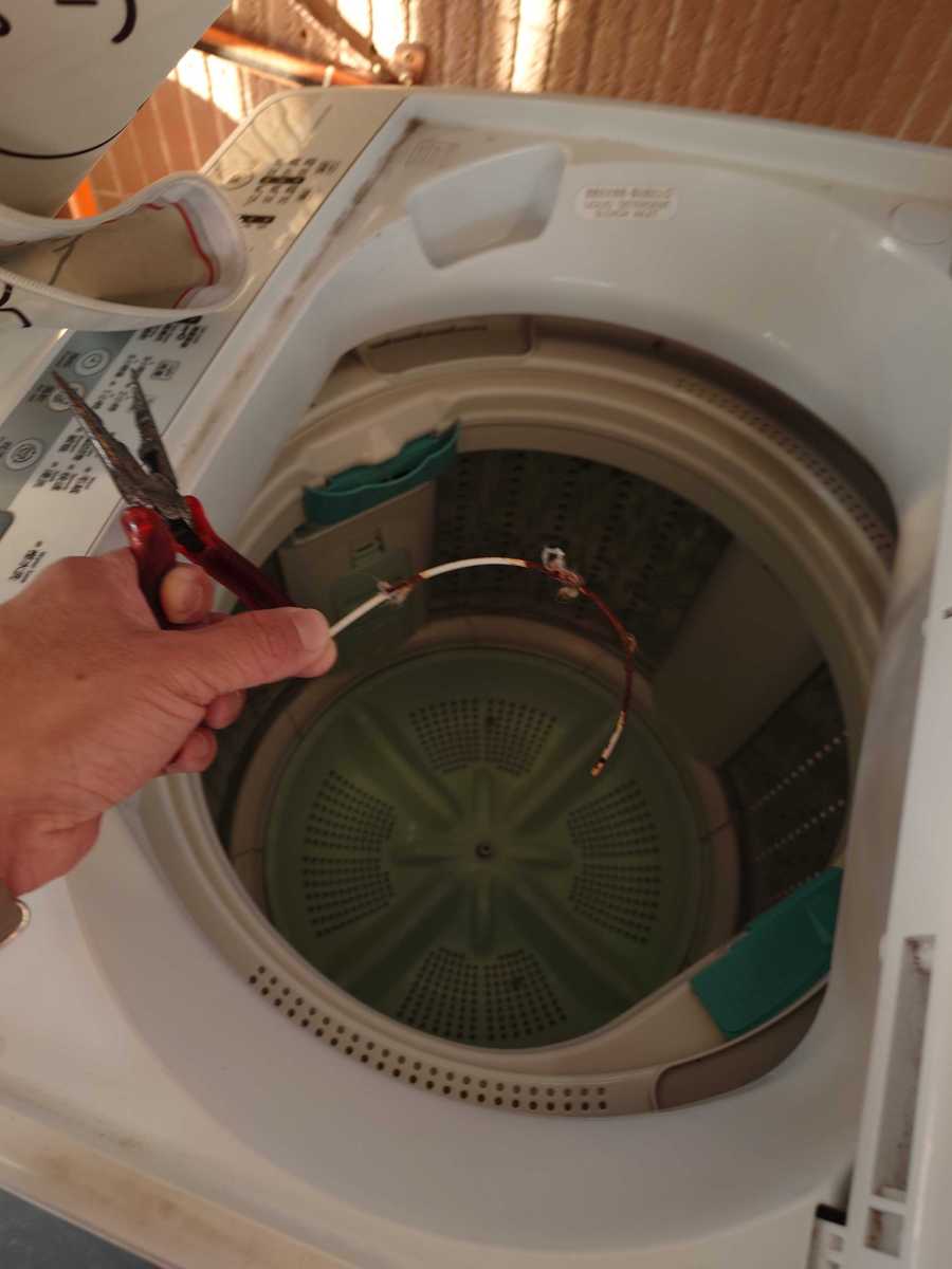 排水喉高度惹的禍？這部日立NW系列洗衣機還暗藏異物卡住底盤 🔍