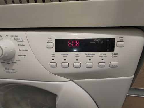 每日洗衣9年後的代價：這部惠而浦AWF系列洗衣機E08故障碼與碳刷磨損的關係 🧺