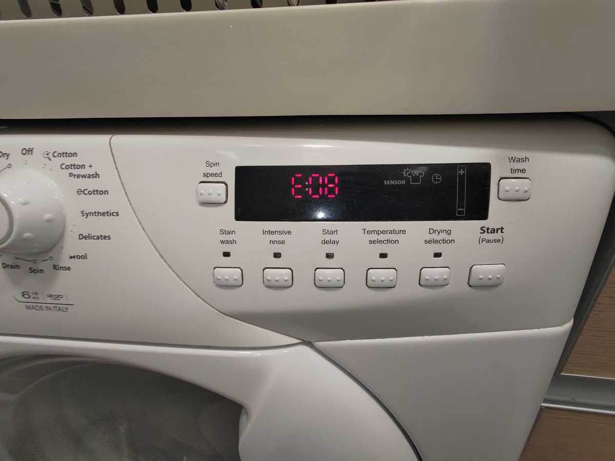 每日洗衣9年後的代價:這部惠而浦AWF系列洗衣機E08故障碼與碳刷磨損的關係 🧺