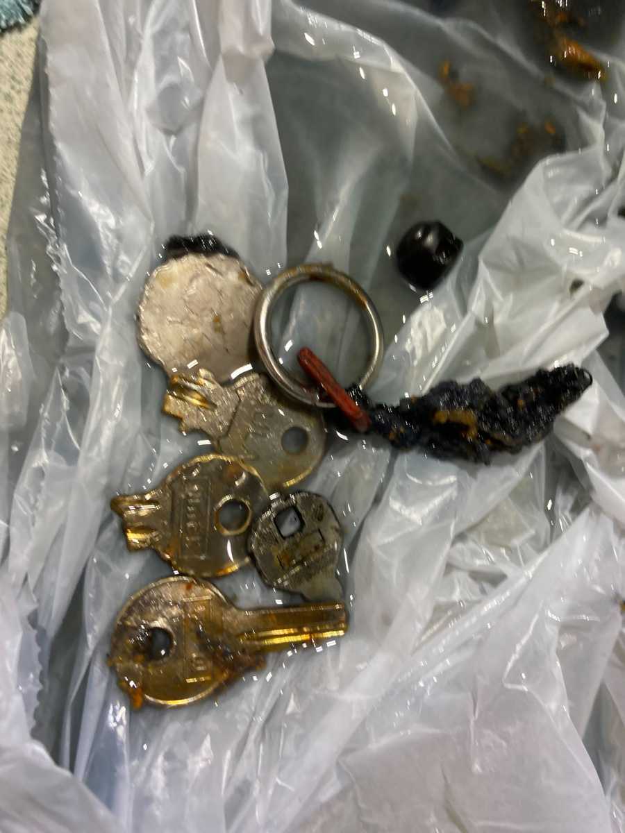 一支變三四支?這部三星洗衣機排水泵清出驚人「鑰匙墳場」🗝️