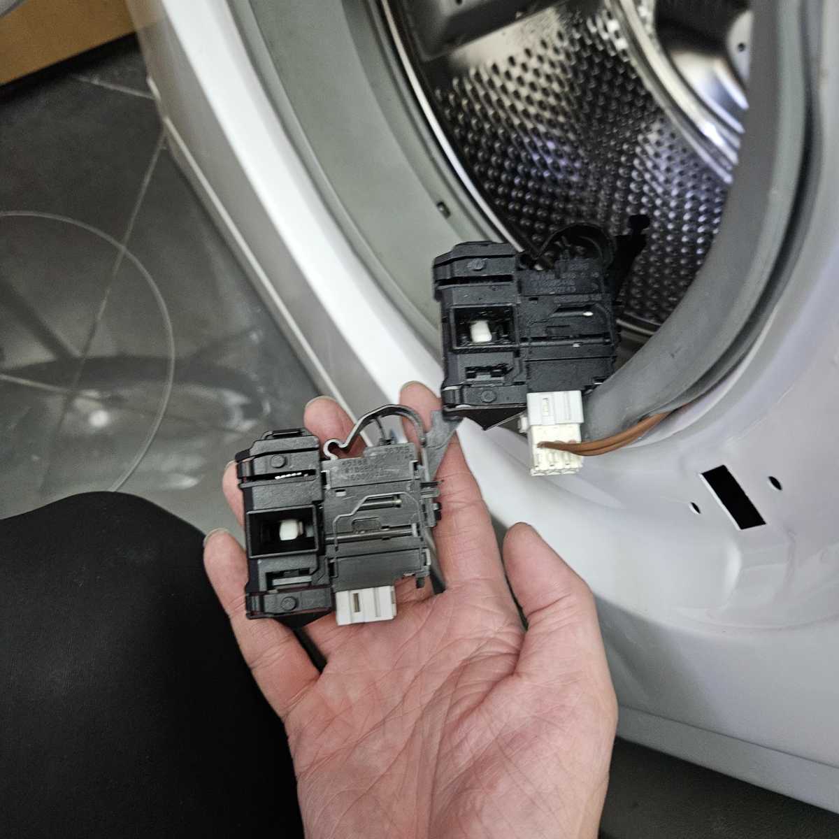 噠噠噠聲響不斷卻開不了門?這部Indesit EWSD系列洗衣機F06故障碼的門鎖掣更換實錄 🚪