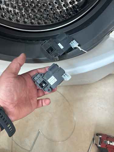 為救愛貓硬扯洗衣機門 🚪 這部Whirlpool FRAL系列洗衣機門鎖掣更換實錄