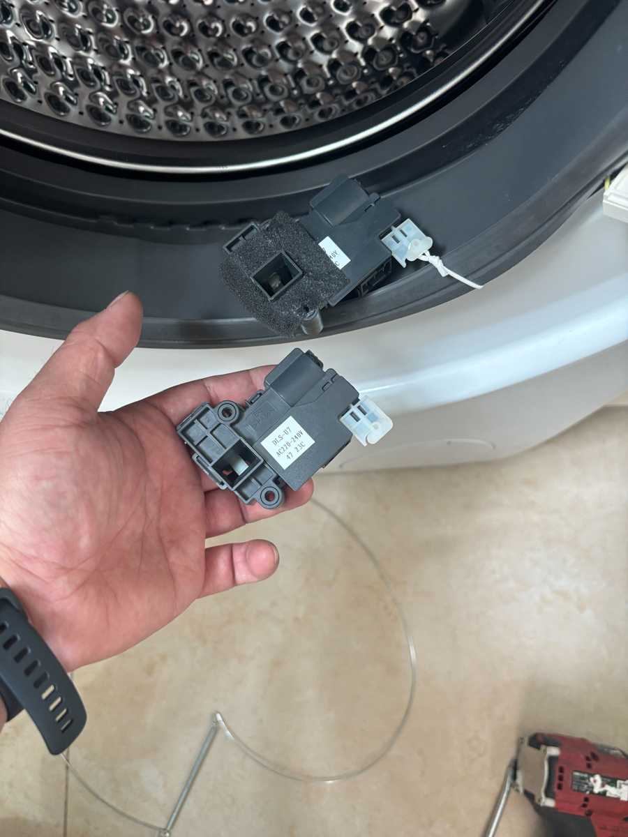 為救愛貓硬扯洗衣機門 🚪 這部Whirlpool FRAL系列洗衣機門鎖掣更換實錄