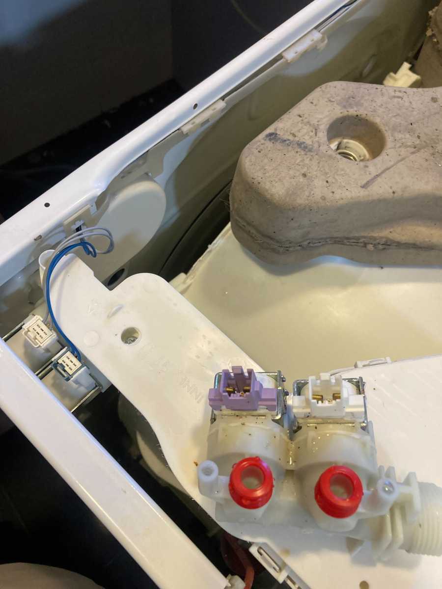 這部Whirlpool洗衣機h2o故障碼：保安誤指要上天台？師傅揭示單位內「總水掣」的真實位置 🚿