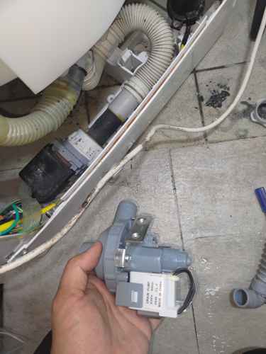 一日洗四機衫終於捱唔住?這部日立NW系列洗衣機「沖洗/排」燈號閃爍的真正原因 🔍