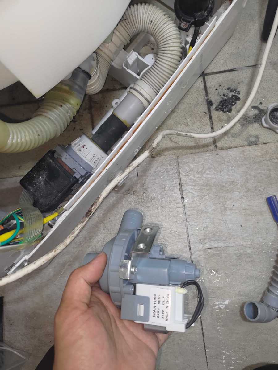 一日洗四機衫終於捱唔住？這部日立NW系列洗衣機「沖洗／排」燈號閃爍的真正原因 🔍