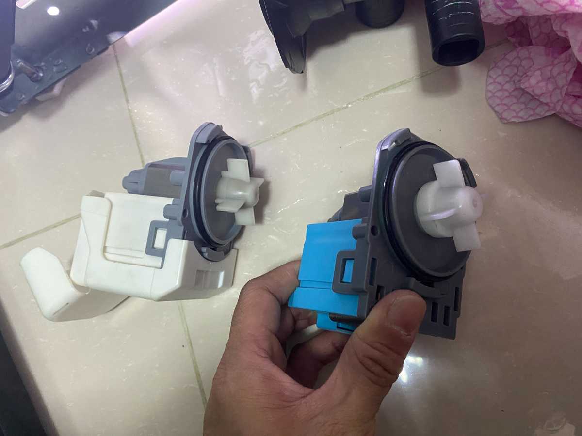 這部惠而浦TDLR系列洗衣機震動異常又排水不順?師傅拆開後發現意外元兇 🔍