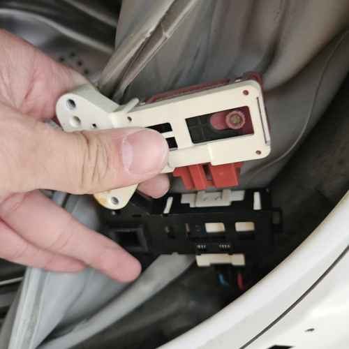 這部Kelvinator洗衣機用了十年突然鎖不到門？原來是門鎖掣老化惹的禍 🔐