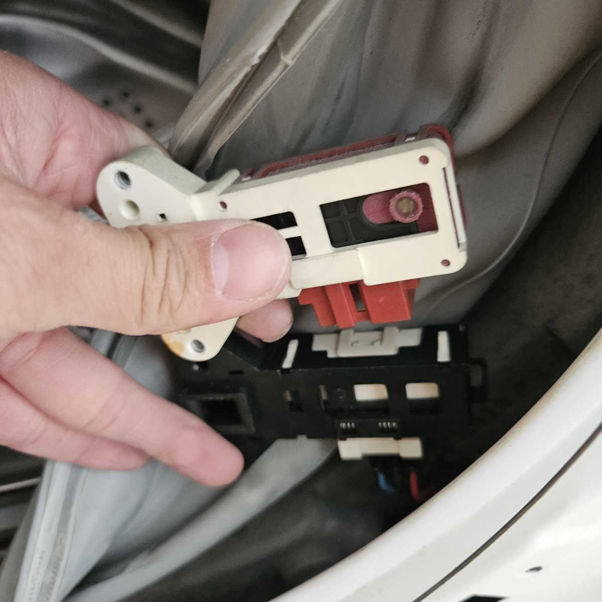 這部Kelvinator洗衣機用了十年突然鎖不到門？原來是門鎖掣老化惹的禍 🔐