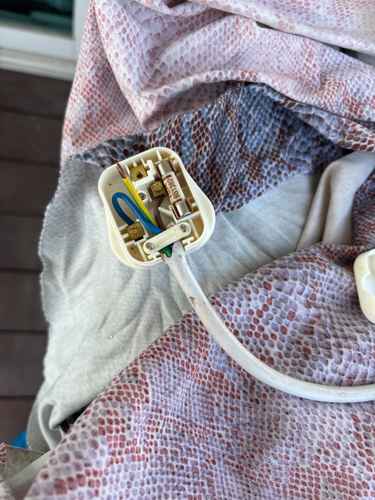 這部LG WFN系列洗衣機地線被拆除後繼續用？師傅檢測揭示觸電隱患 🔌