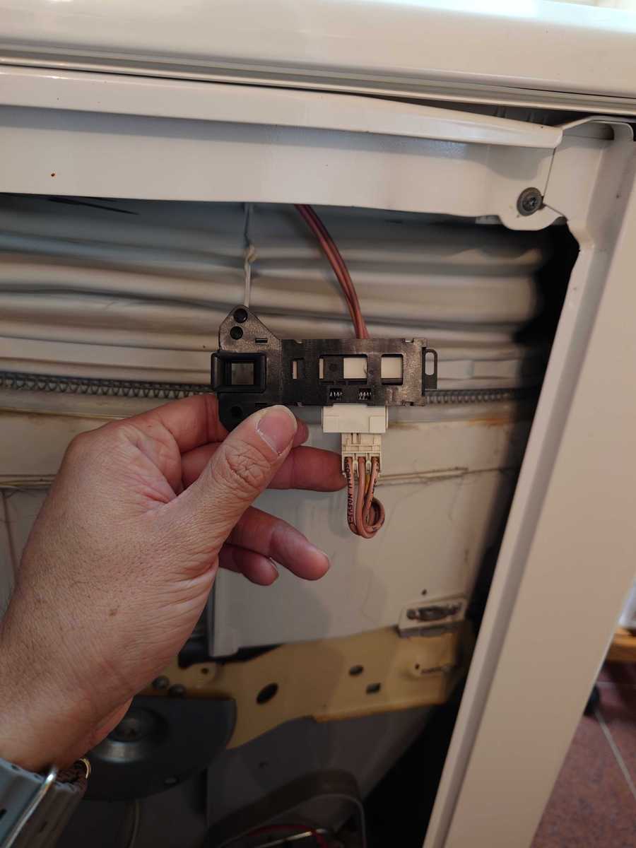 每次開機都要大力拍門？這部Brandt BT系列上置式洗衣機的門鎖掣困擾終於解決 💪