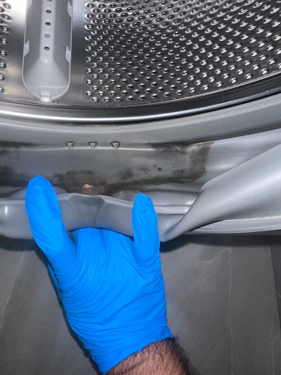 林小姐用盡方法都清唔到 🕵️ 這部Whirlpool前置式洗衣機門膠邊原來係霉菌作怪