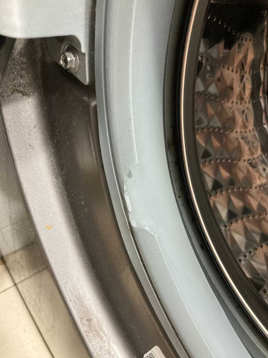 這部Samsung WW系列洗衣機門前總有水跡？原來門膠邊裂了一道大口 🚿