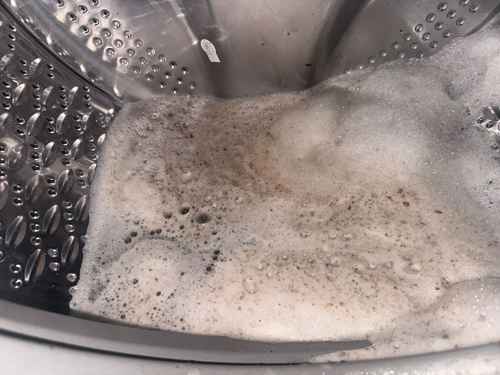 門膠邊自己抹過還是很髒？這部日立前置式洗衣機洗出石膏般硬塊🪨