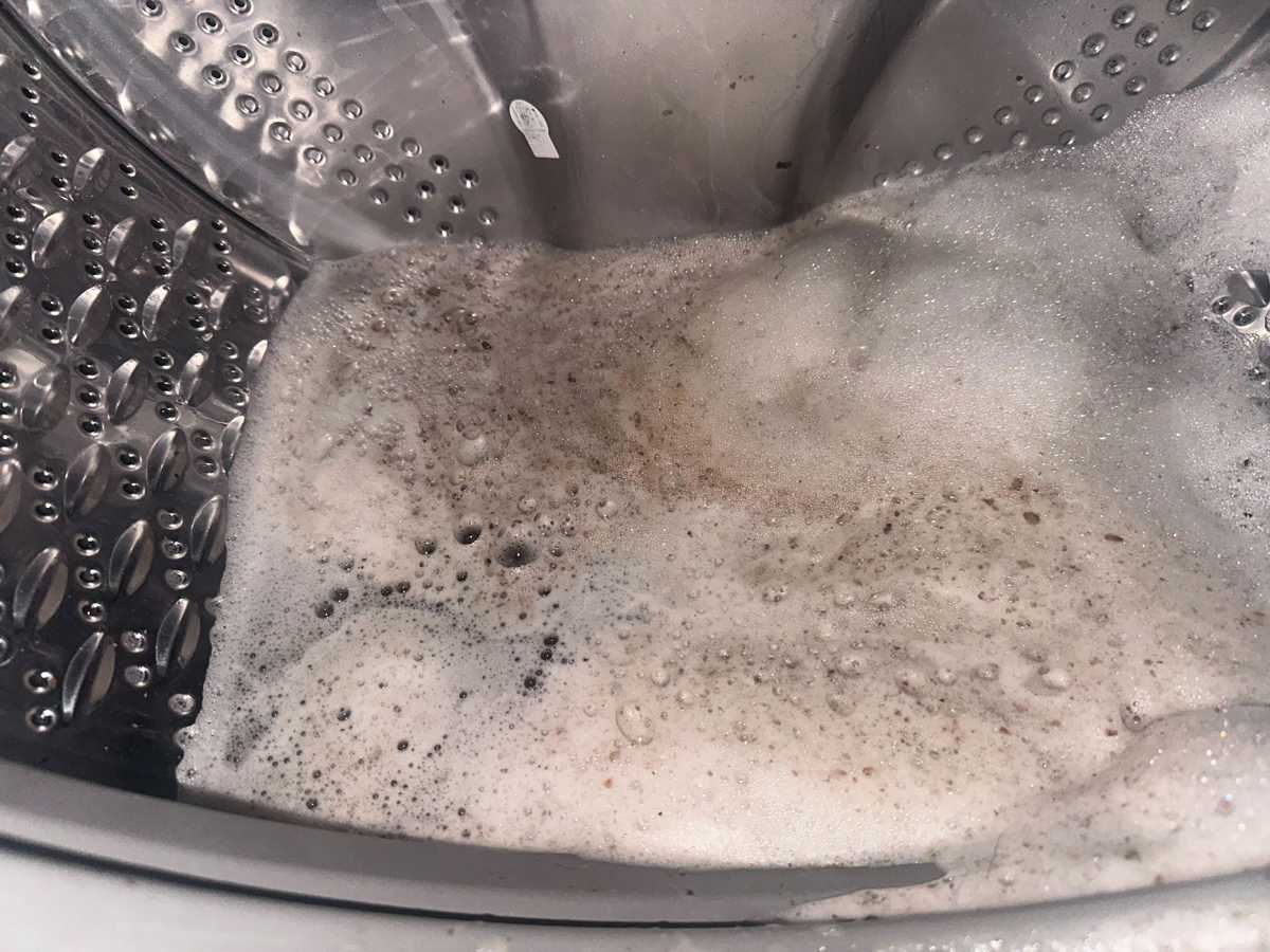 門膠邊自己抹過還是很髒？這部日立前置式洗衣機洗出石膏般硬塊🪨