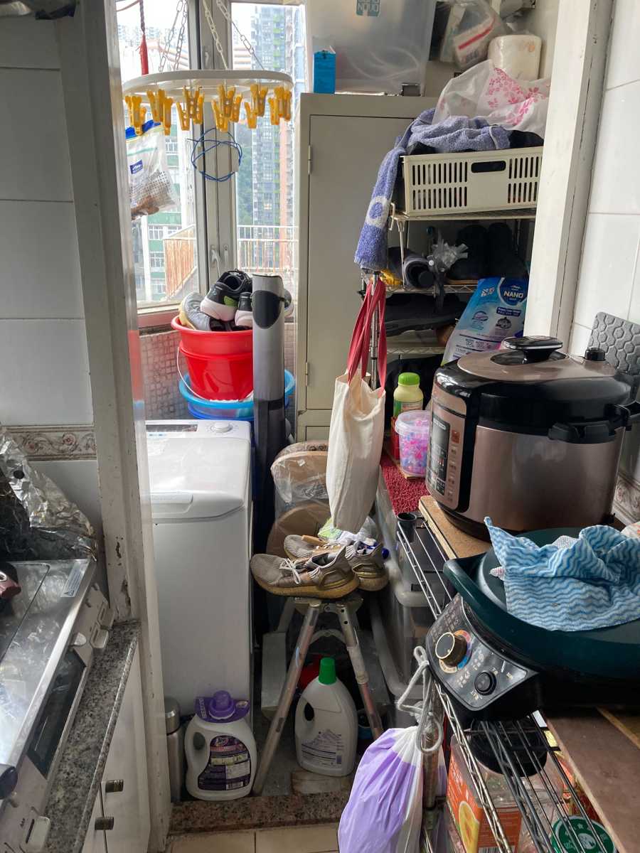 這部Candy上置式洗衣機門蓋關不緊無法啟動 🔩 師傅在狹窄廚房更換全組門框實錄