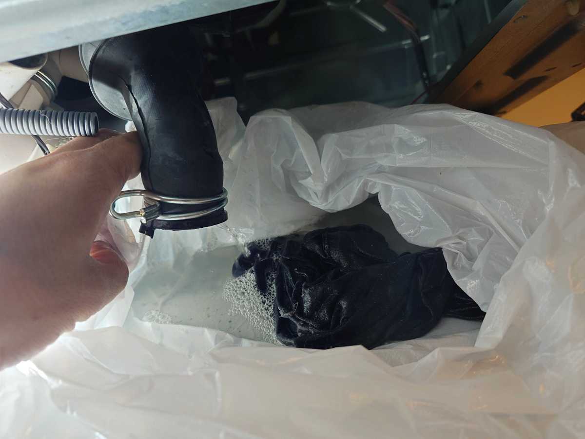 這部西門子WK系列洗衣機脫水不轉，師傅拆開竟找到一件「失蹤」背心 👕