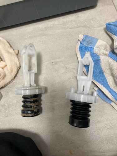 這部Zanussi ZPS系列洗衣機機底漏水，師傅揭示索掣膠塞蓋裂痕這個關鍵問題 🔍