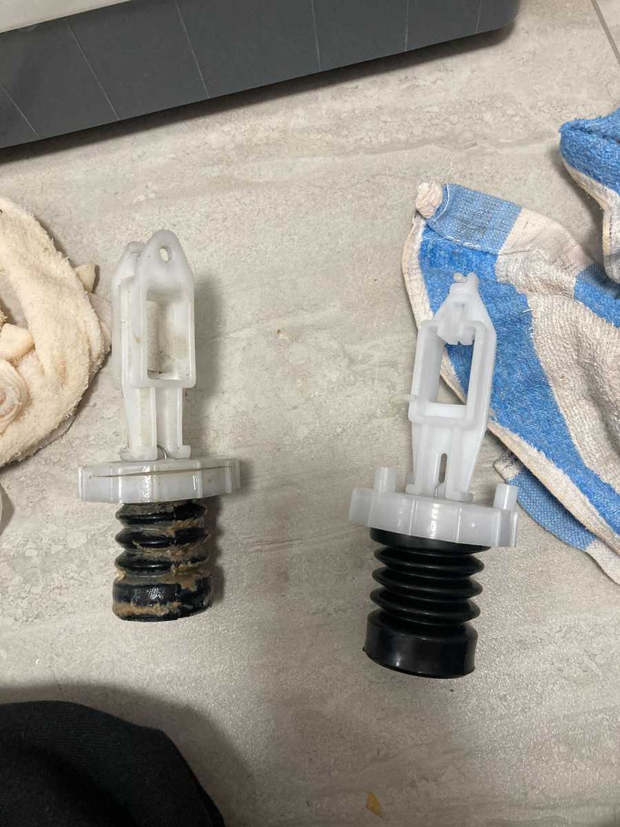 這部Zanussi ZPS系列洗衣機機底漏水,師傅揭示索掣膠塞蓋裂痕這個關鍵問題 🔍