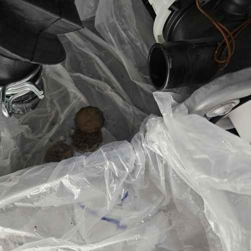 這部Bosch WAW系列洗衣機E18故障碼揭秘：師傅從缸底喉撈出一堆硬幣 🪙