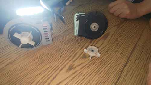 這部惠而浦WRAL系列洗衣機不排水?拆開排水泵後發現柏葉整個鬆脫了 🔍