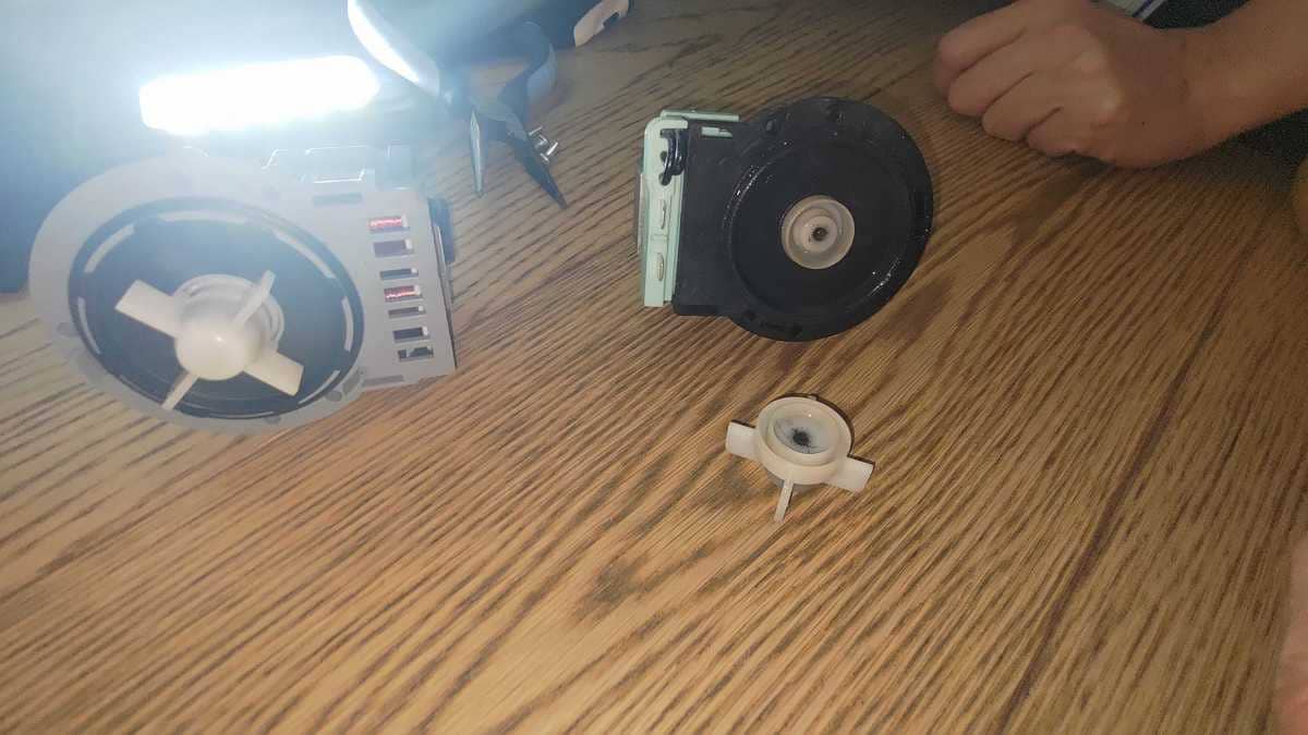 這部惠而浦WRAL系列洗衣機不排水？拆開排水泵後發現柏葉整個鬆脫了 🔍
