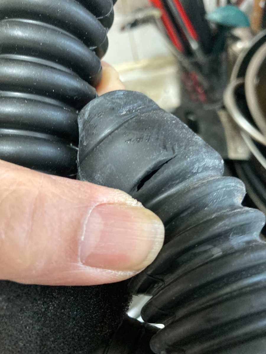 用膠布補喉管可行嗎？這部東芝AWM系列洗衣機維修揭示軟膠喉的更換必要性 🛠️