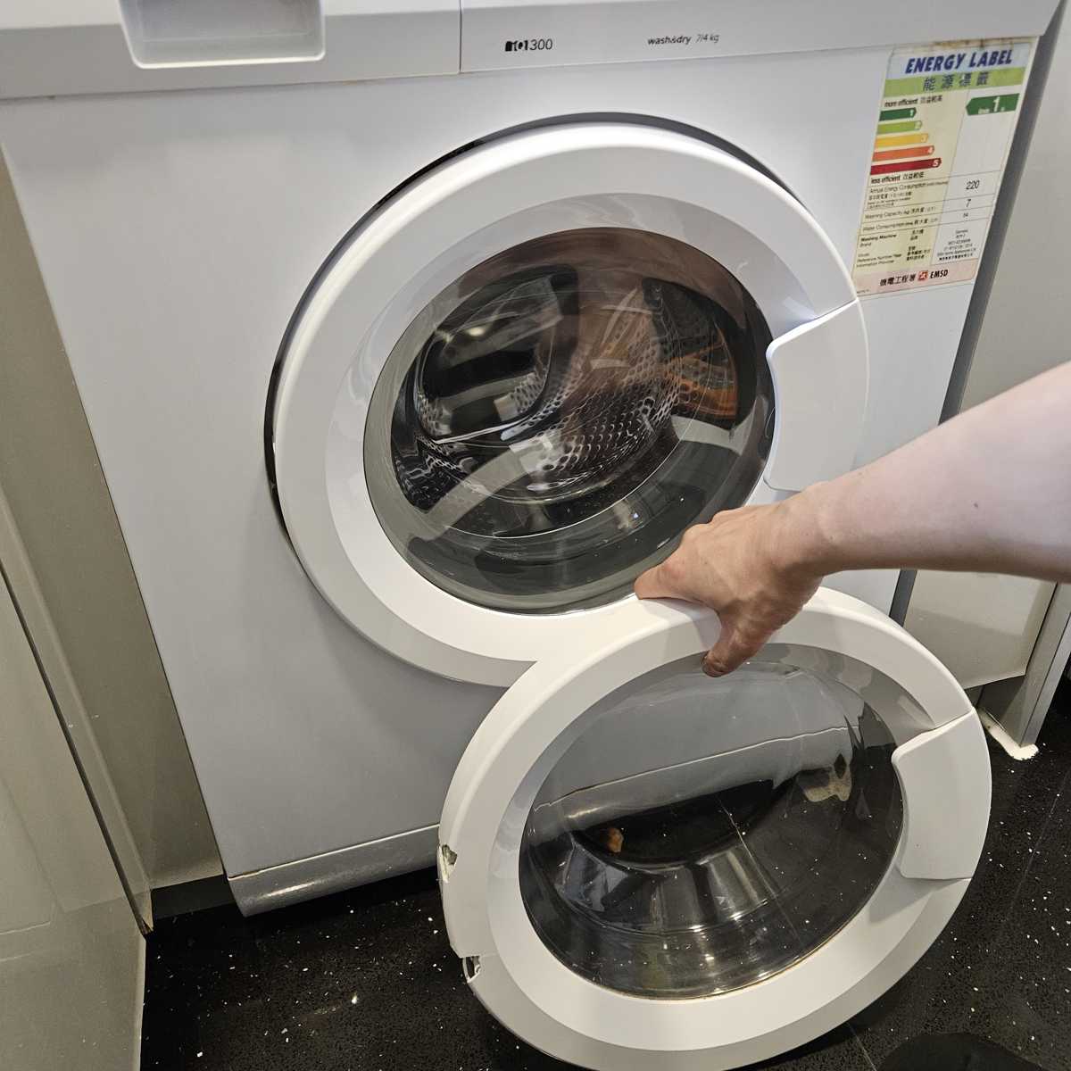 這部西門子WD系列洗衣機門框破裂又門鉸鬆脫，師傅如何靜音完成維修不吵醒熟睡寶寶 🤫