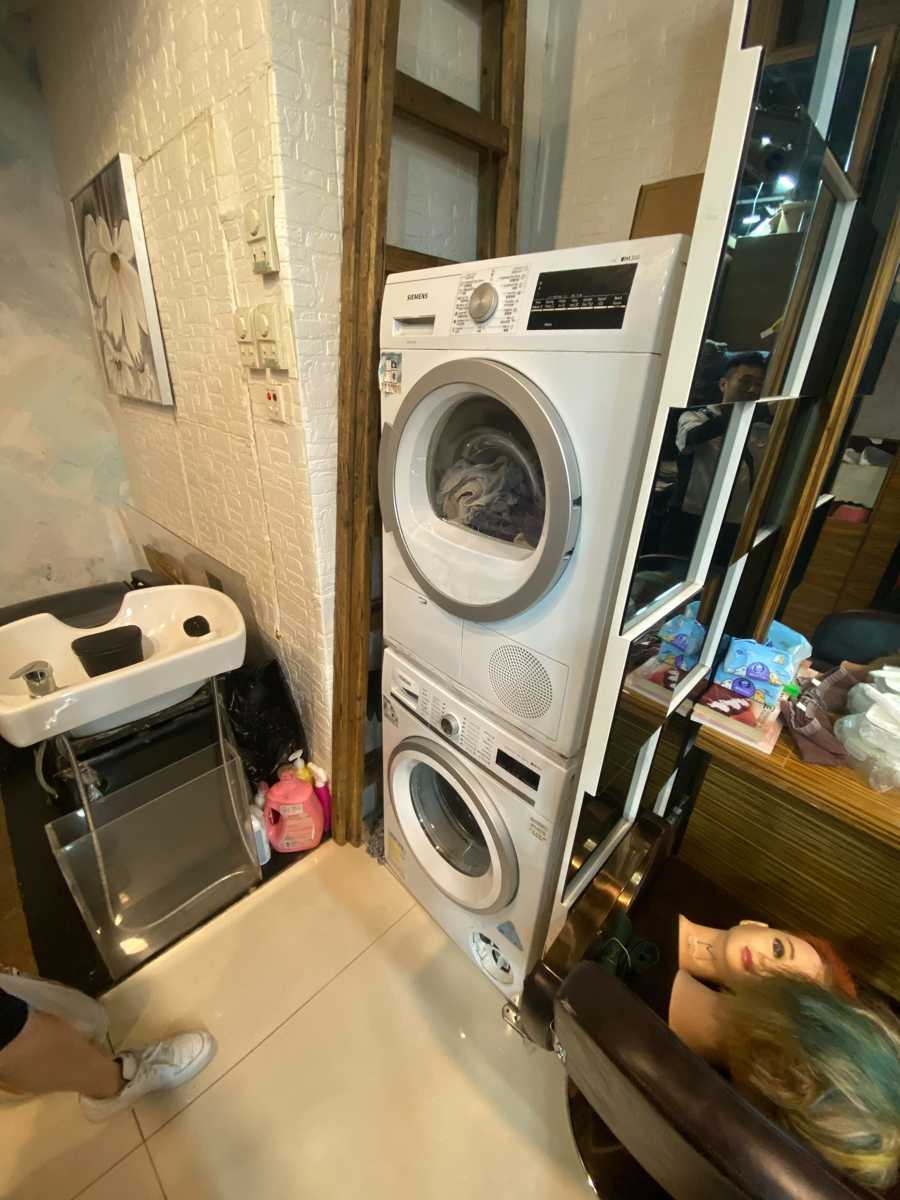 沙龍店西門子WM系列洗衣機E18故障碼突襲 💇♀️ 師傅如何在繁忙通道完成精密拆解