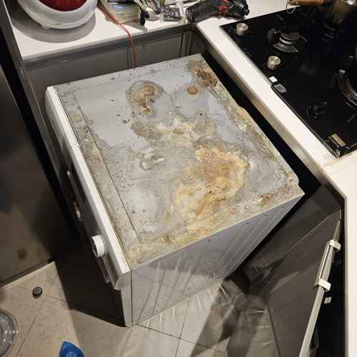 狹窄廚房空間挑戰:師傅如何拆解這部西門子WD系列洗衣機更換碳刷 💪