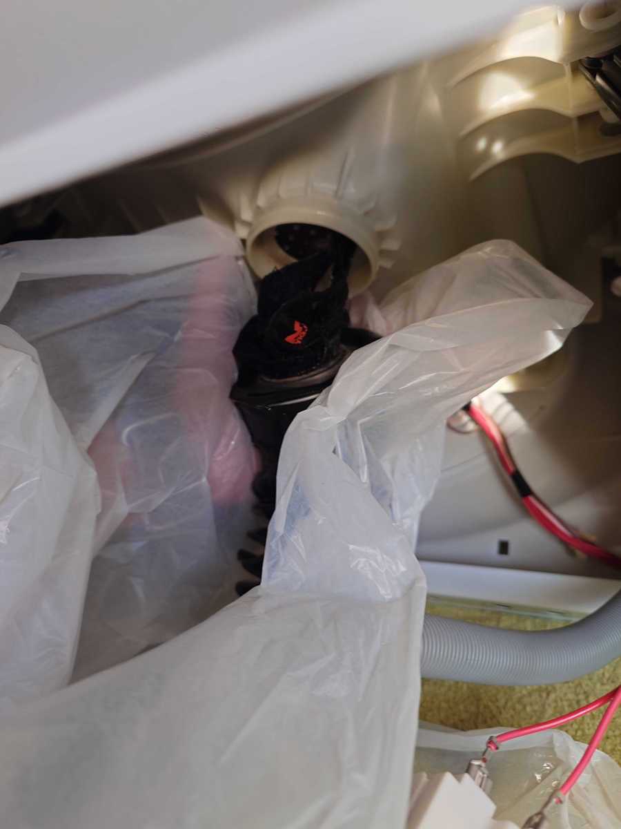 這部惠而浦WFCR系列洗衣機F05故障碼真兇竟是布口罩？門膠邊清潔習慣惹的禍 😷