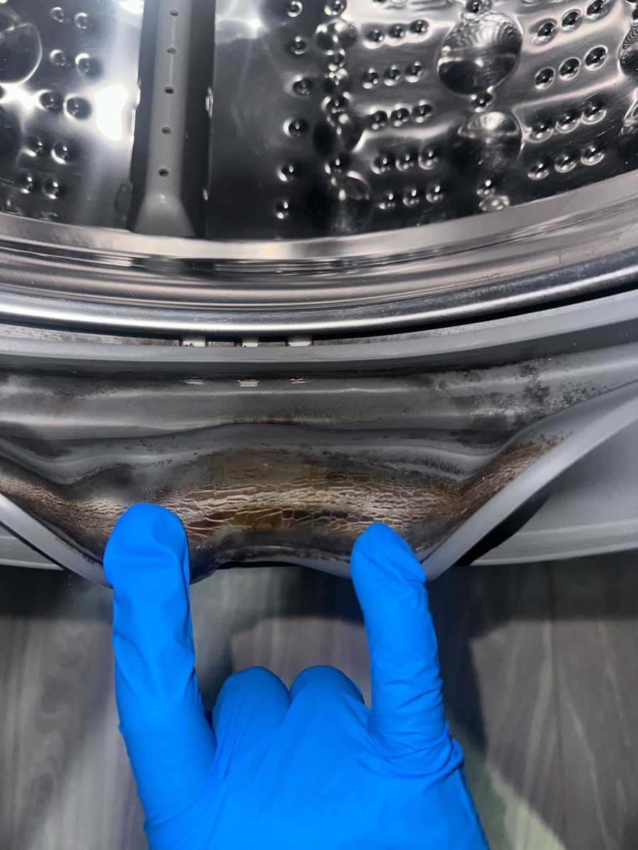 門膠邊那層黏稠污漬從哪來？清洗這部LG前置式洗衣機終於找到答案🔍