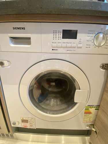 嵌入式洗衣機維修難題：這部西門子WK系列如何被「卡死」在櫃中 📦