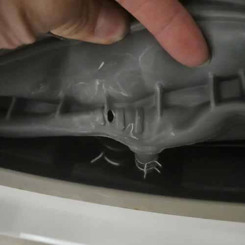 這部LG FV系列洗衣機機底滴水之謎:師傅拆解後發現門膠邊藏著小窿 🔍