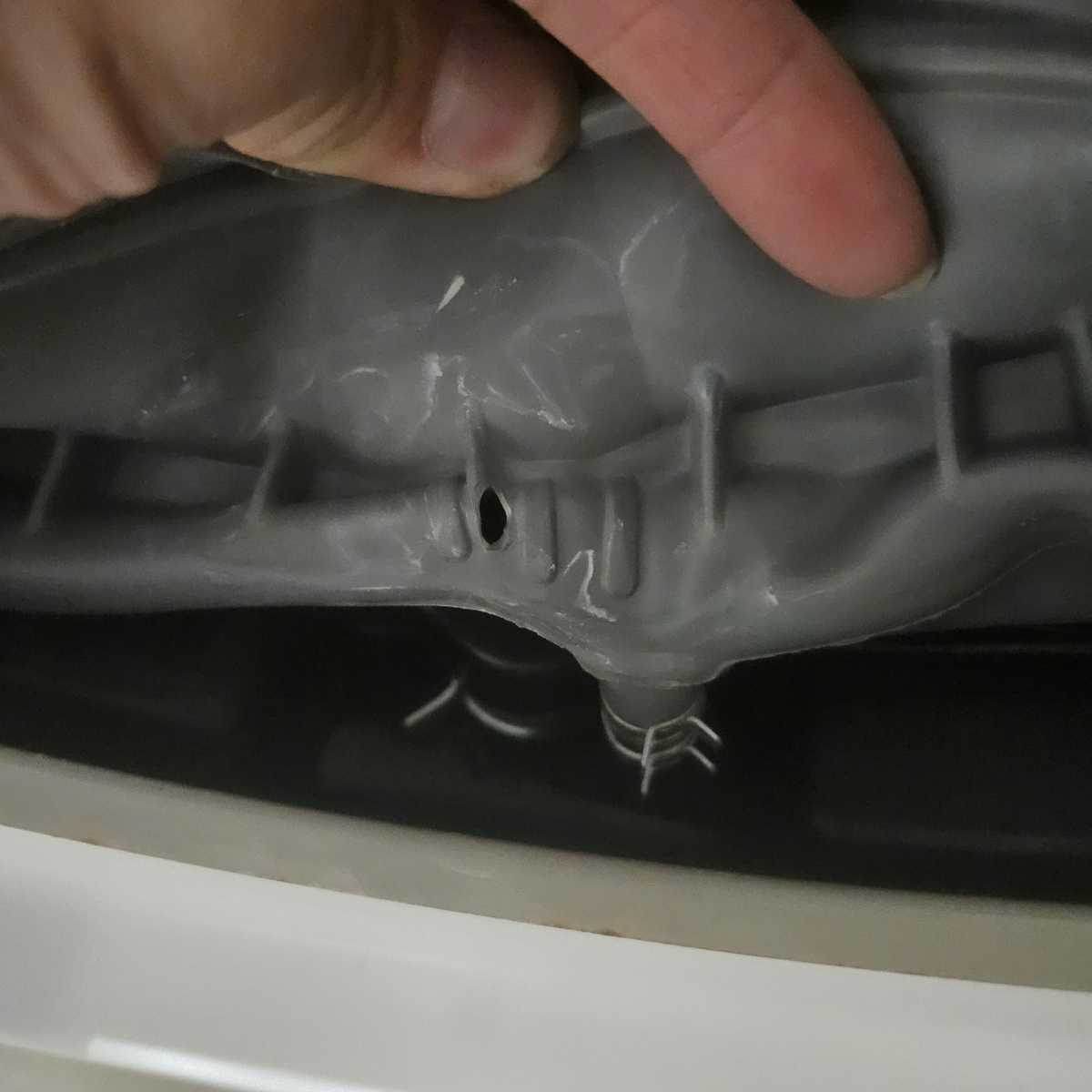 這部LG FV系列洗衣機機底滴水之謎：師傅拆解後發現門膠邊藏著小窿 🔍