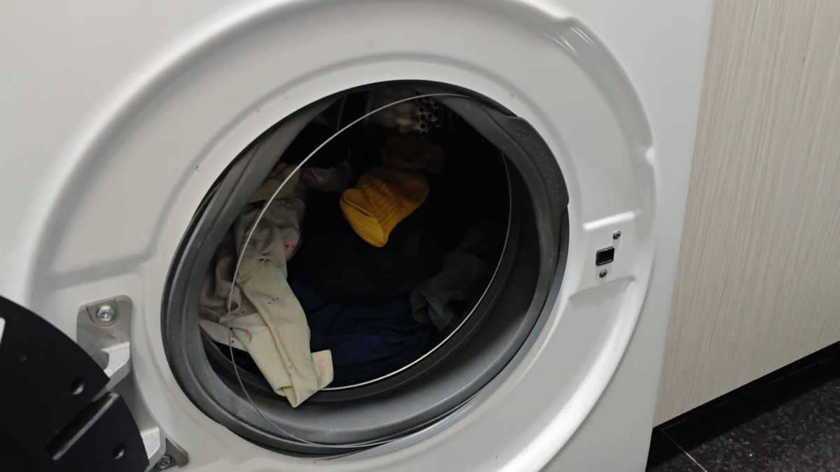 這部惠而浦FRAL系列洗衣機門膠鋼圈鬆脫 🧺 師傅揭露八成個案都因同一個習慣