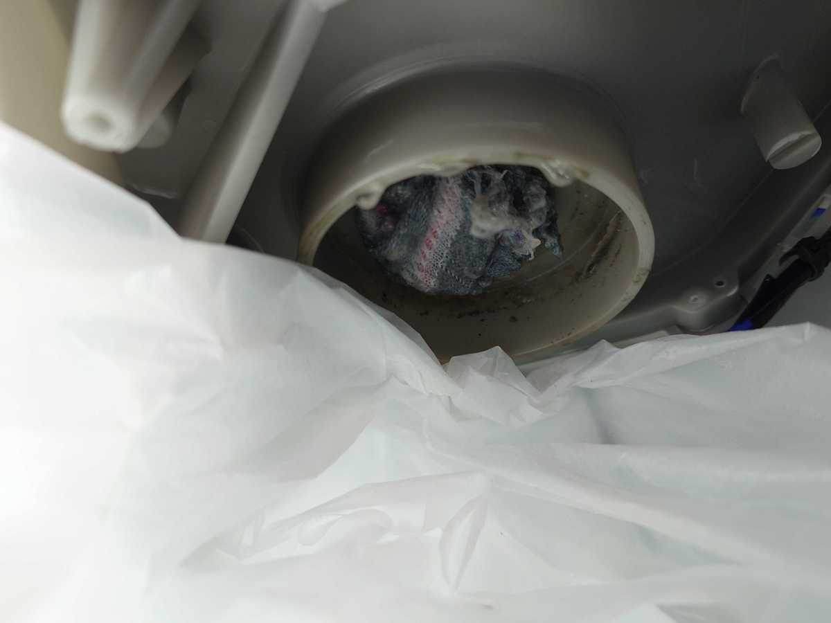 這部惠而浦TDLR系列洗衣機亮起「Clean Pump」燈號排不出水？師傅拆機後發現意外元兇 🧦