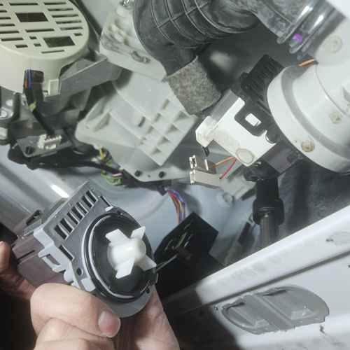 排水時一片死寂？師傅拆解這部Cristal WD系列洗衣機E21的真正元兇 🫀