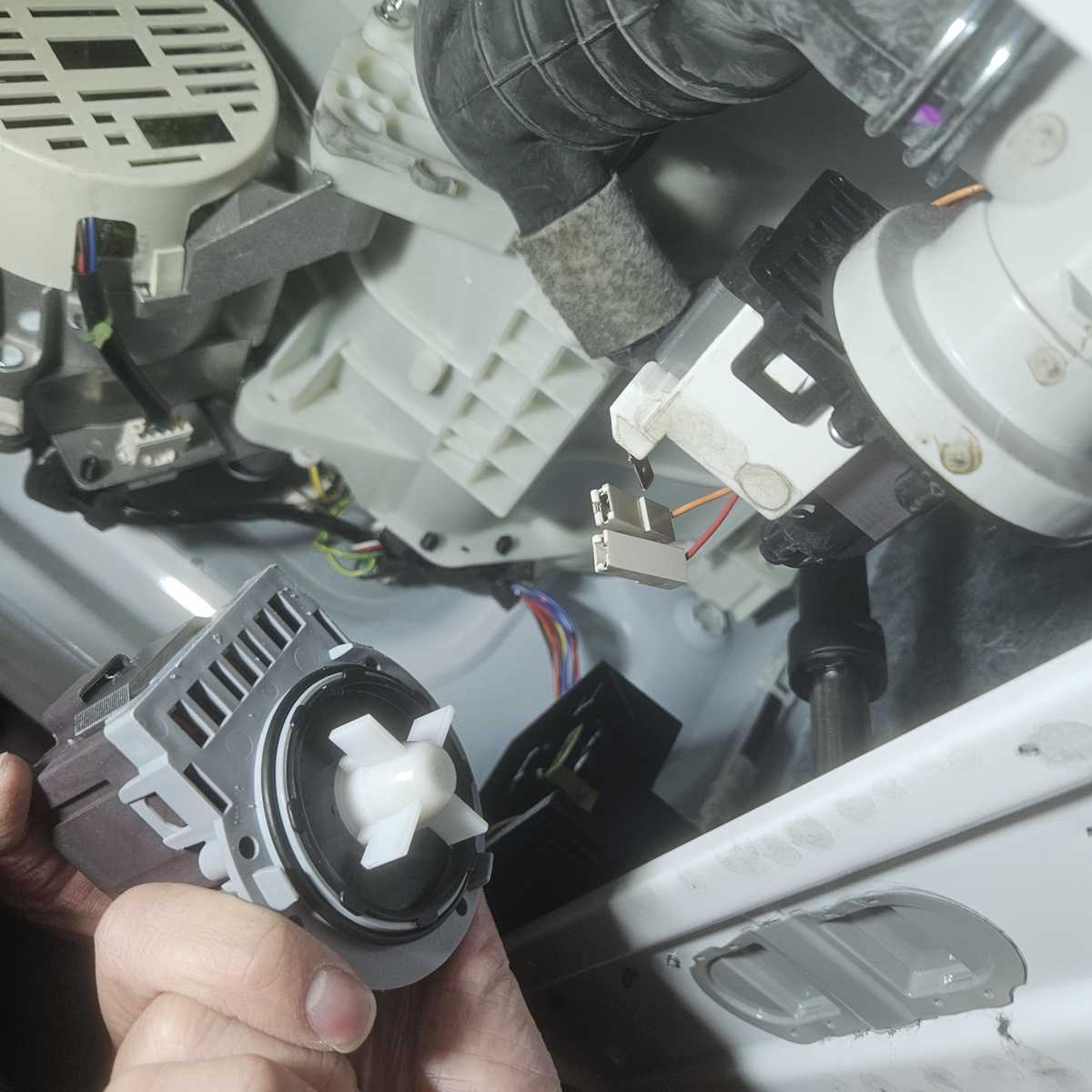 排水時一片死寂?師傅拆解這部Cristal WD系列洗衣機E21的真正元兇 🫀