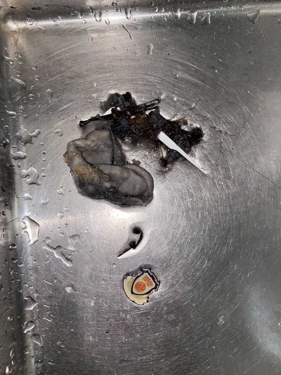 E12故障碼困住這部Whirlpool FRAL系列洗衣機：積水、排水泵與那枚遺忘多年的校徽扣針 📎